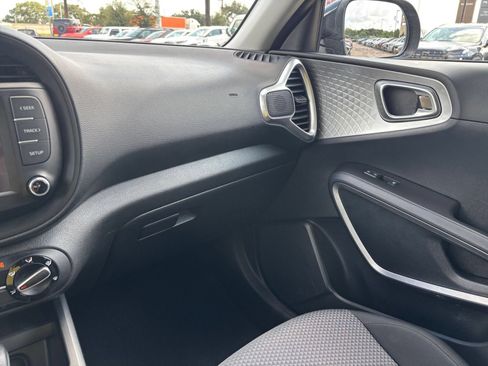 Used 2025 Kia Soul LX w/ LX Technology Package FWD image 33