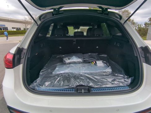 Used 2025 Mercedes-Benz GLC 350e 4MATIC image 24