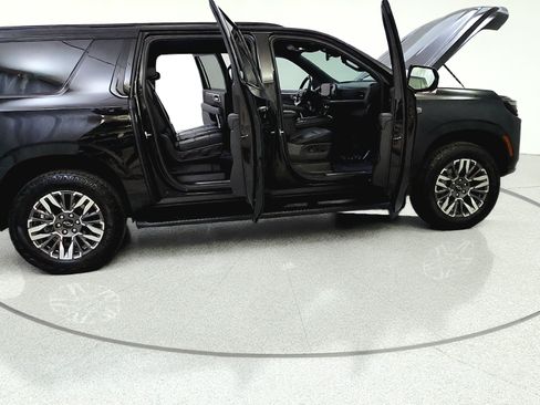 Used 2025 Chevrolet Suburban Z71 AWD/4WD image 15