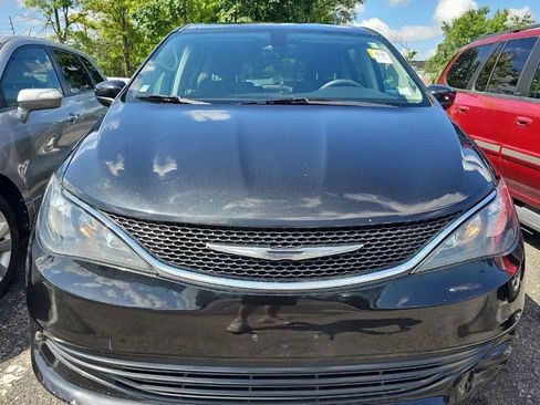 Used 2017 Chrysler Pacifica Touring w/ Tire & Wheel Group FWD image 11