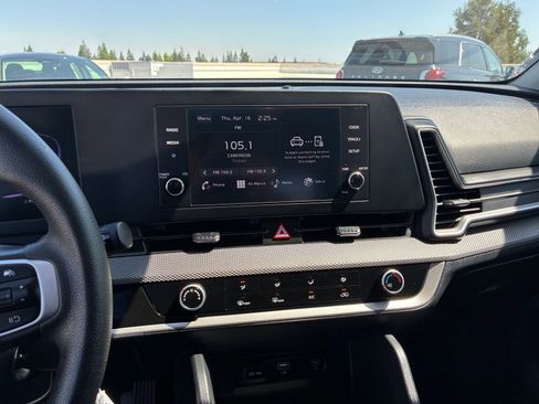 Used 2025 Kia Sportage LX FWD image 17