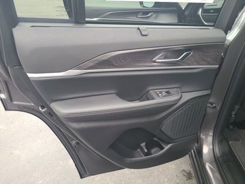 New 2025 Jeep Grand Cherokee Limited w/ Luxury Tech Group II image 21