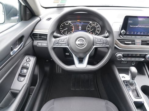 Used 2025 Nissan Altima 2.5 SV FWD image 11
