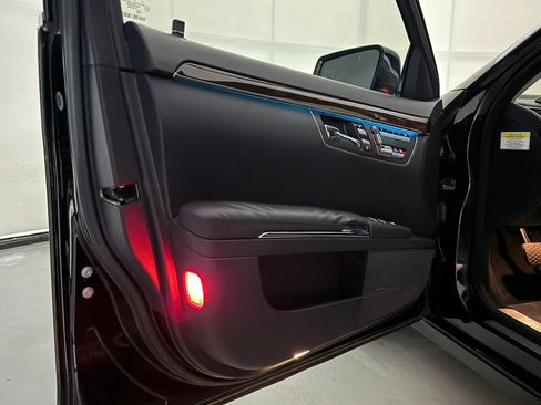 Used 2011 Mercedes-Benz S 550 4MATIC image 17