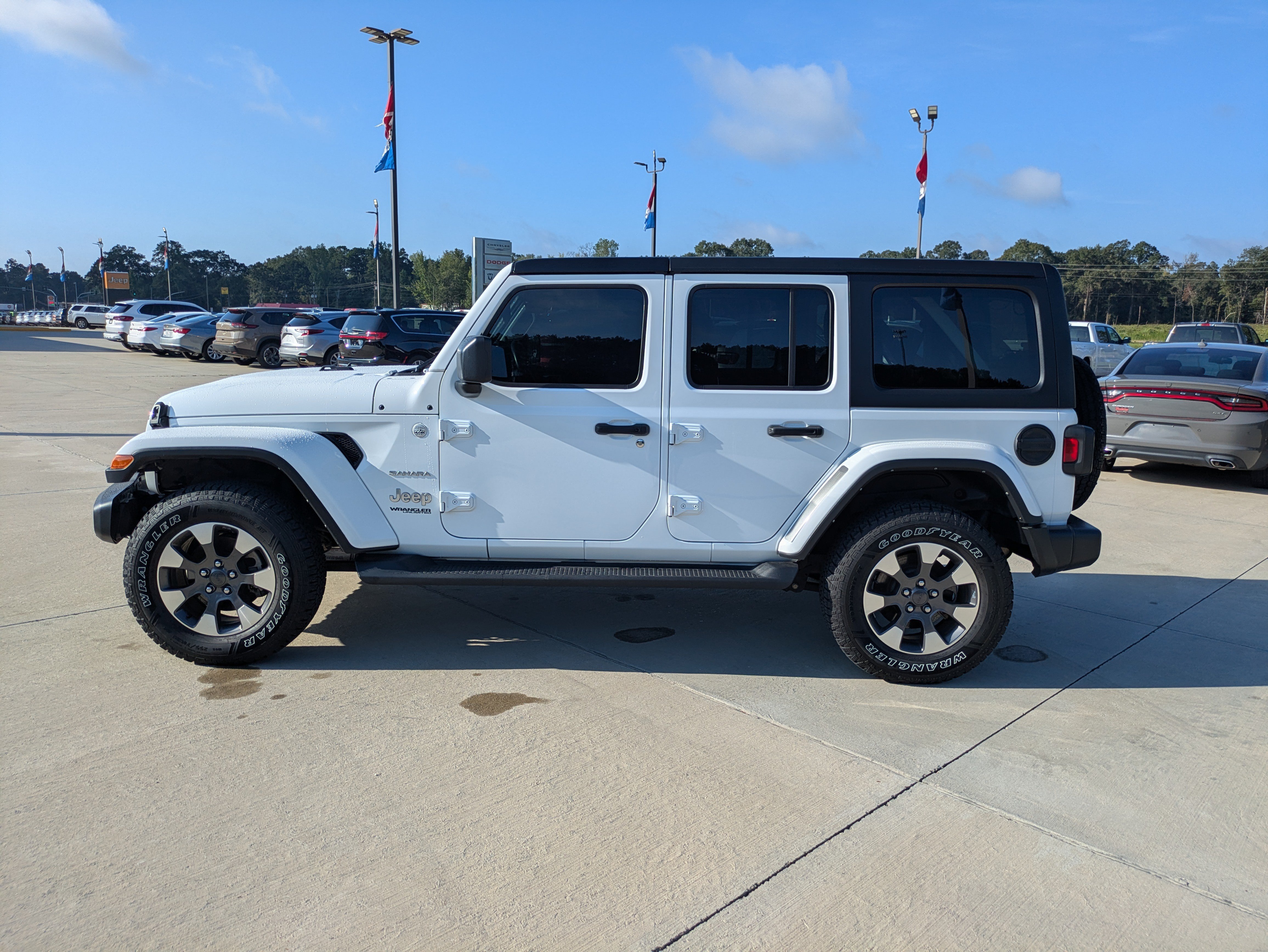 Used 2022 Jeep Wrangler Unlimited Sahara w/ Cold Weather Group AWD/4WD image 2