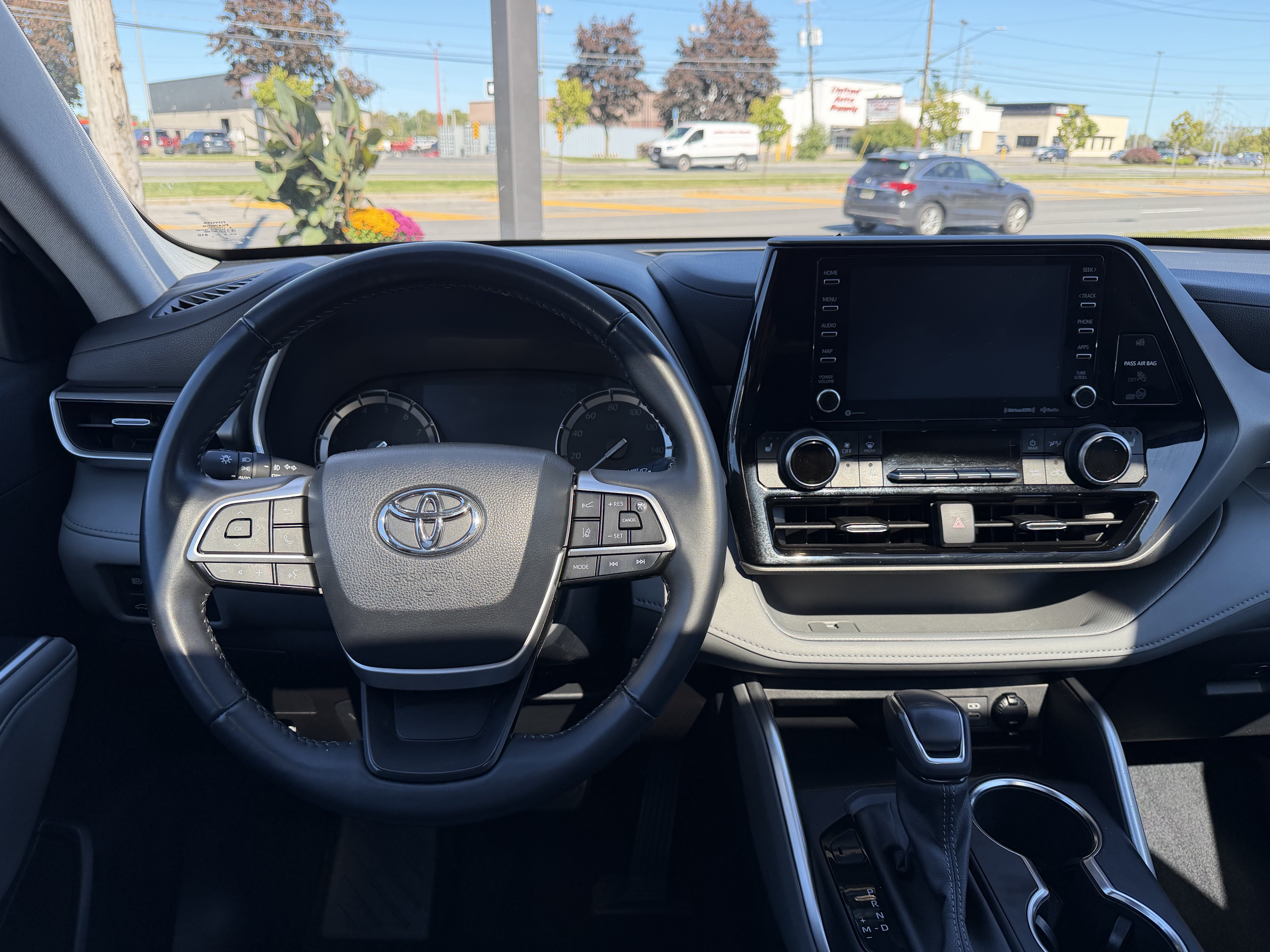Used 2022 Toyota Highlander XLE AWD/4WD image 12