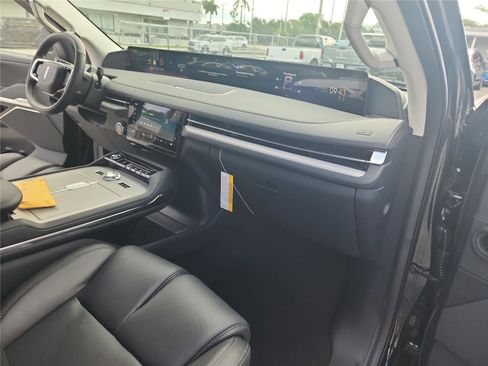 New 2026 Lincoln Navigator Premiere AWD/4WD image 24