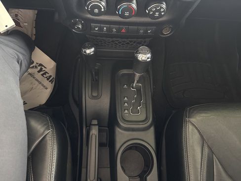 Used 2018 Jeep Wrangler Unlimited Sahara image 16