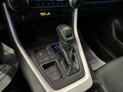 Used 2021 Toyota RAV4 LE FWD image 15
