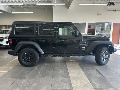 Used 2018 Jeep Wrangler Unlimited Sport image 8