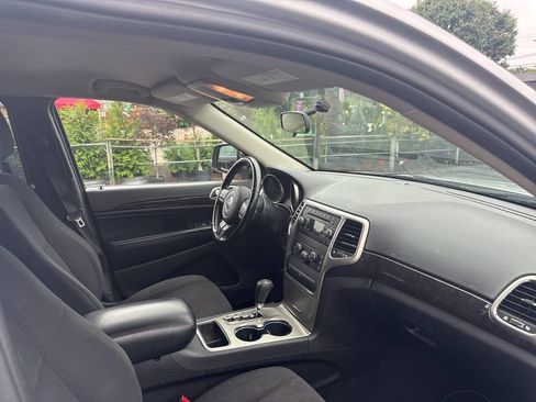 Used 2012 Jeep Grand Cherokee Laredo w/ Laredo E Group AWD/4WD image 5