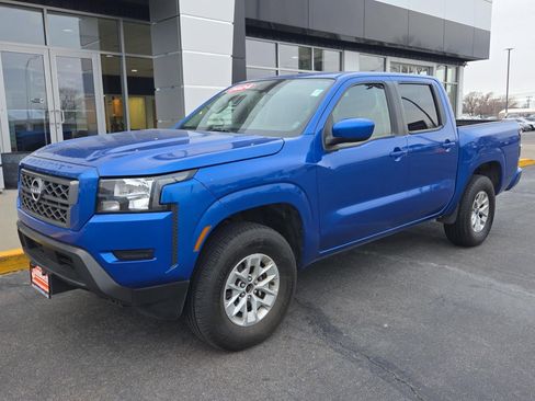 Used 2024 Nissan Frontier SV image 2