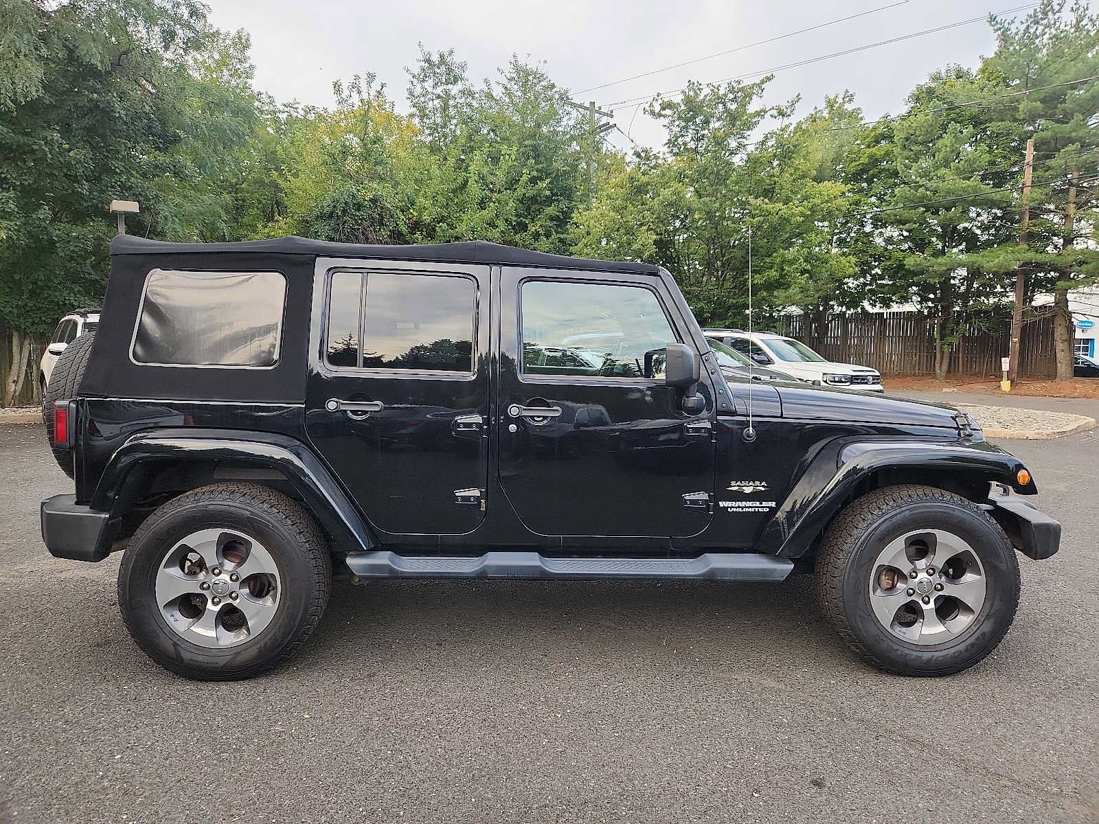 Used 2016 Jeep Wrangler Unlimited Sahara w/ Dual Top Group AWD/4WD image 7