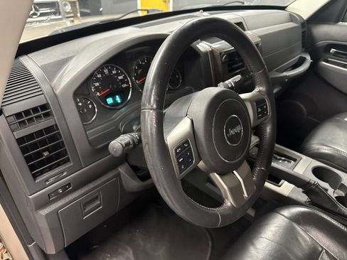 Used 2011 Jeep Liberty Limited image 6