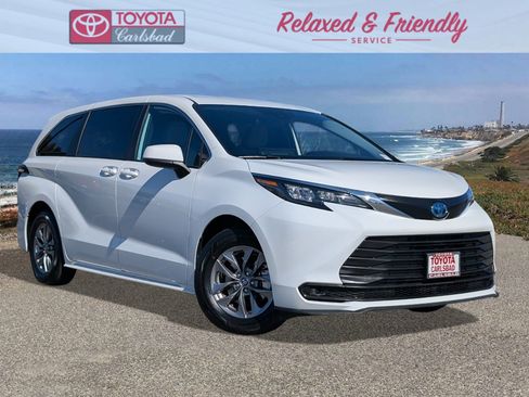 Used 2025 Toyota Sienna LE image 1