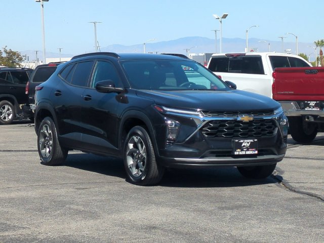 Used 2024 Chevrolet Trax LT FWD image 2