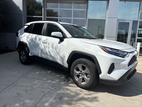 Used 2025 Toyota RAV4 XLE AWD/4WD image 2