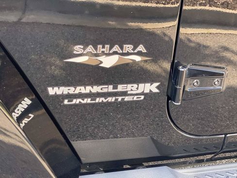 Used 2018 Jeep Wrangler Unlimited Sahara w/ Connectivity Group AWD/4WD image 11