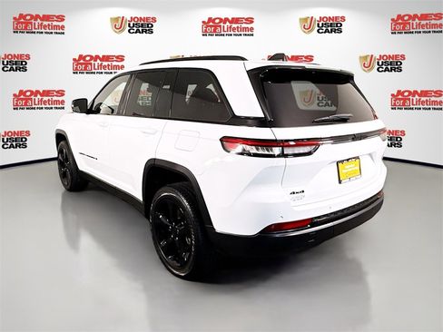 Used 2023 Jeep Grand Cherokee Altitude image 2