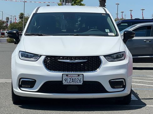 Used 2024 Chrysler Pacifica Limited FWD image 9