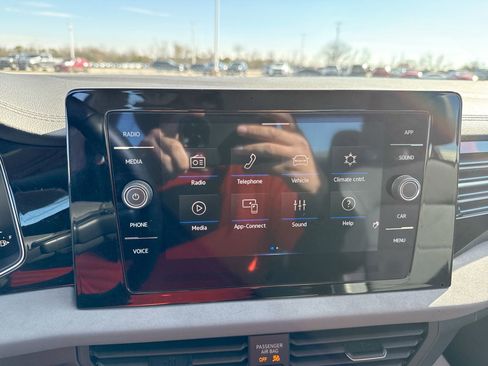 Used 2025 Volkswagen Jetta SE image 12