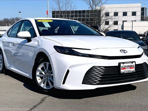 Used 2025 Toyota Camry LE image 2