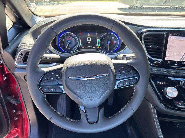 Used 2025 Chrysler Pacifica Limited FWD image 28