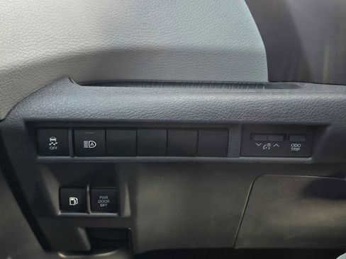 Used 2021 Toyota Sienna Limited image 30