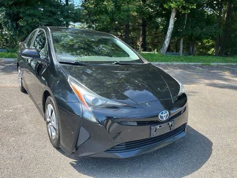 Used 2018 Toyota Prius Two w/ Prius Two Safety Plus Package FWD image 3