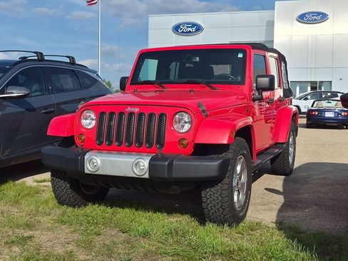 Used 2013 Jeep Wrangler Unlimited Sahara w/ Dual Top Group AWD/4WD image 3