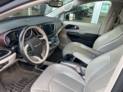 Used 2017 Chrysler Pacifica Limited image 8