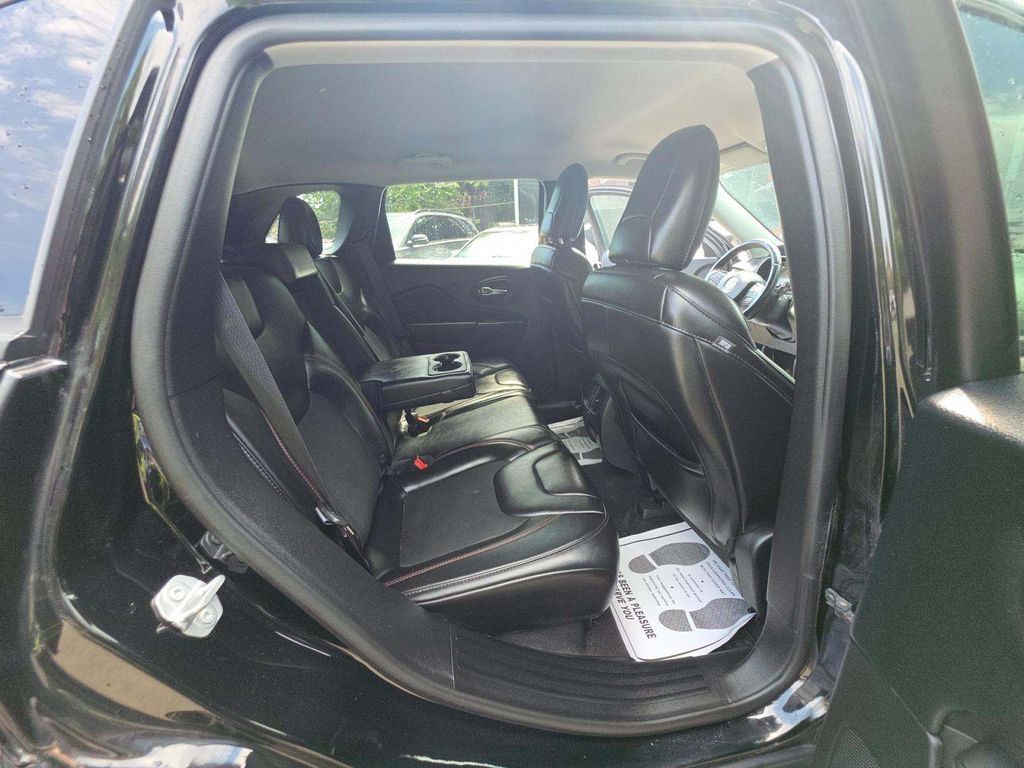 Used 2019 Jeep Cherokee Trailhawk AWD/4WD image 7