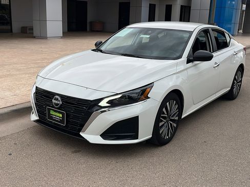 Used 2025 Nissan Altima 2.5 SV FWD image 3