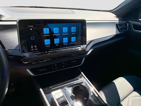 Used 2025 Volkswagen Atlas Cross Sport SE image 27