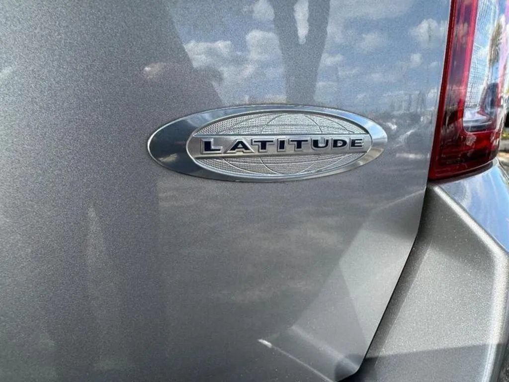 Used 2016 Jeep Compass Latitude FWD image 24