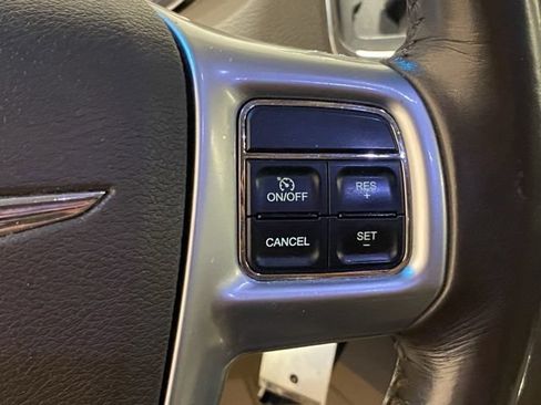 Used 2011 Chrysler Town & Country Touring w/ Entertainment Group #1 FWD image 16