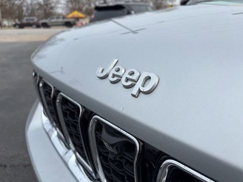 Used 2025 Jeep Grand Cherokee Limited w/ Luxury Tech Group II image 16