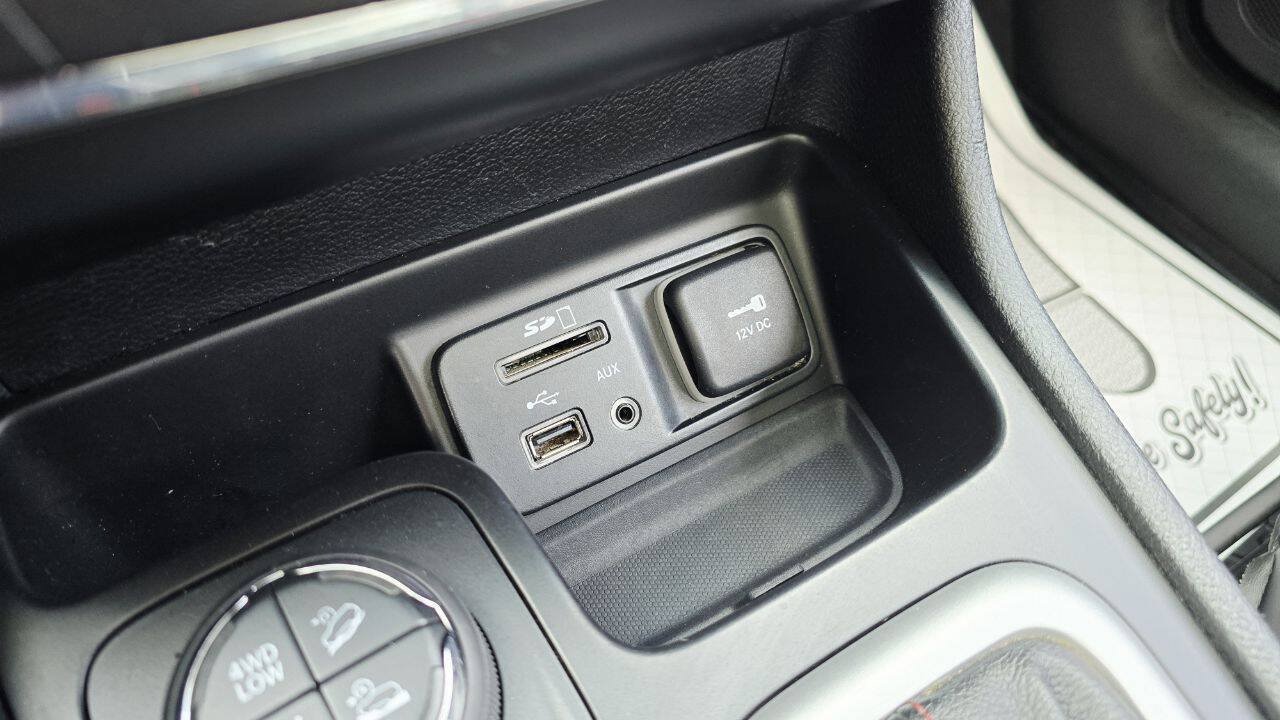 Used 2018 Jeep Cherokee Trailhawk AWD/4WD image 22