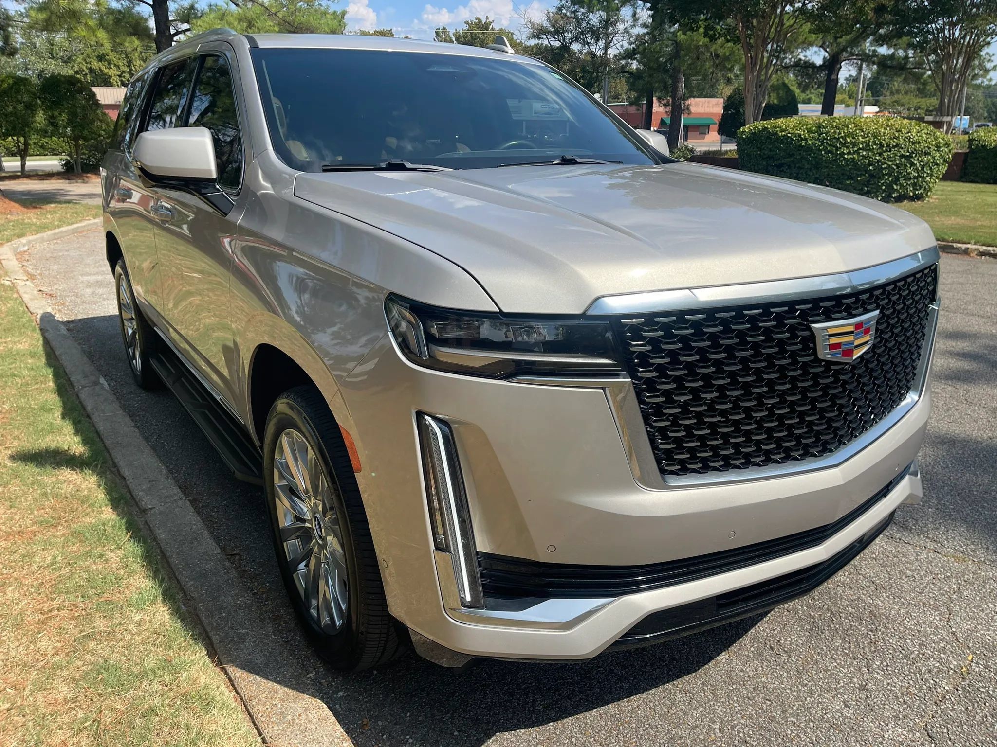Used 2023 Cadillac Escalade Premium Luxury AWD/4WD image 7