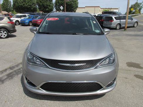 Used 2017 Chrysler Pacifica Touring-L FWD image 2