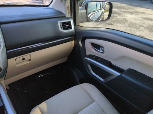 Used 2018 Nissan Titan SV w/ SV Convenience Package RWD image 17
