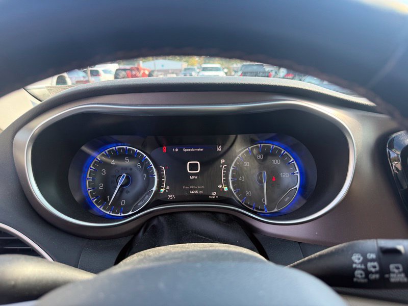 Used 2018 Chrysler Pacifica Touring-L Plus FWD image 10