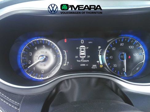 Used 2025 Chrysler Pacifica Limited FWD image 8