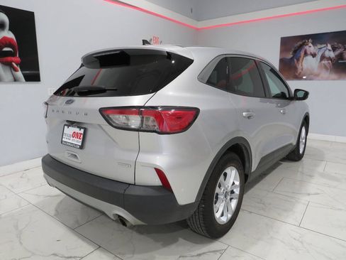 Used 2020 Ford Escape SE FWD image 3