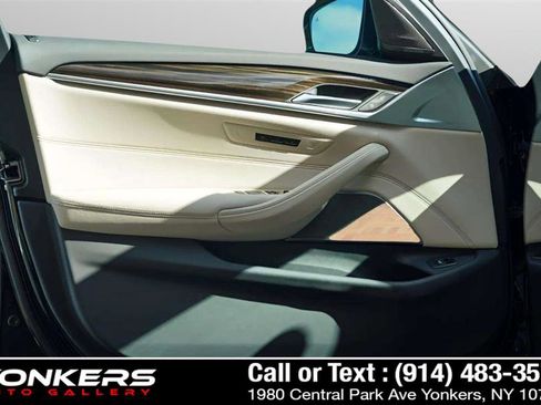 Used 2022 BMW 540i xDrive w/ Premium Package image 34