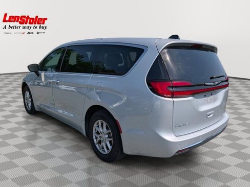 Used 2024 Chrysler Pacifica Touring-L FWD image 3
