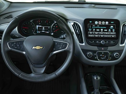 Used 2017 Chevrolet Malibu LT FWD image 19