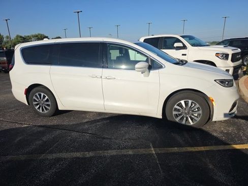 Used 2022 Chrysler Pacifica Touring-L FWD image 2