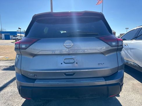 Used 2024 Nissan Rogue SV w/ SV Premium Package image 5