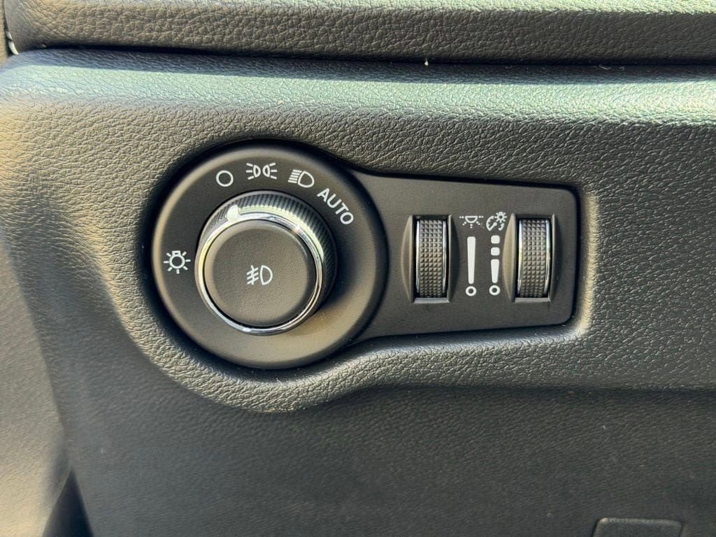 New 2026 Chrysler Pacifica Select FWD image 26